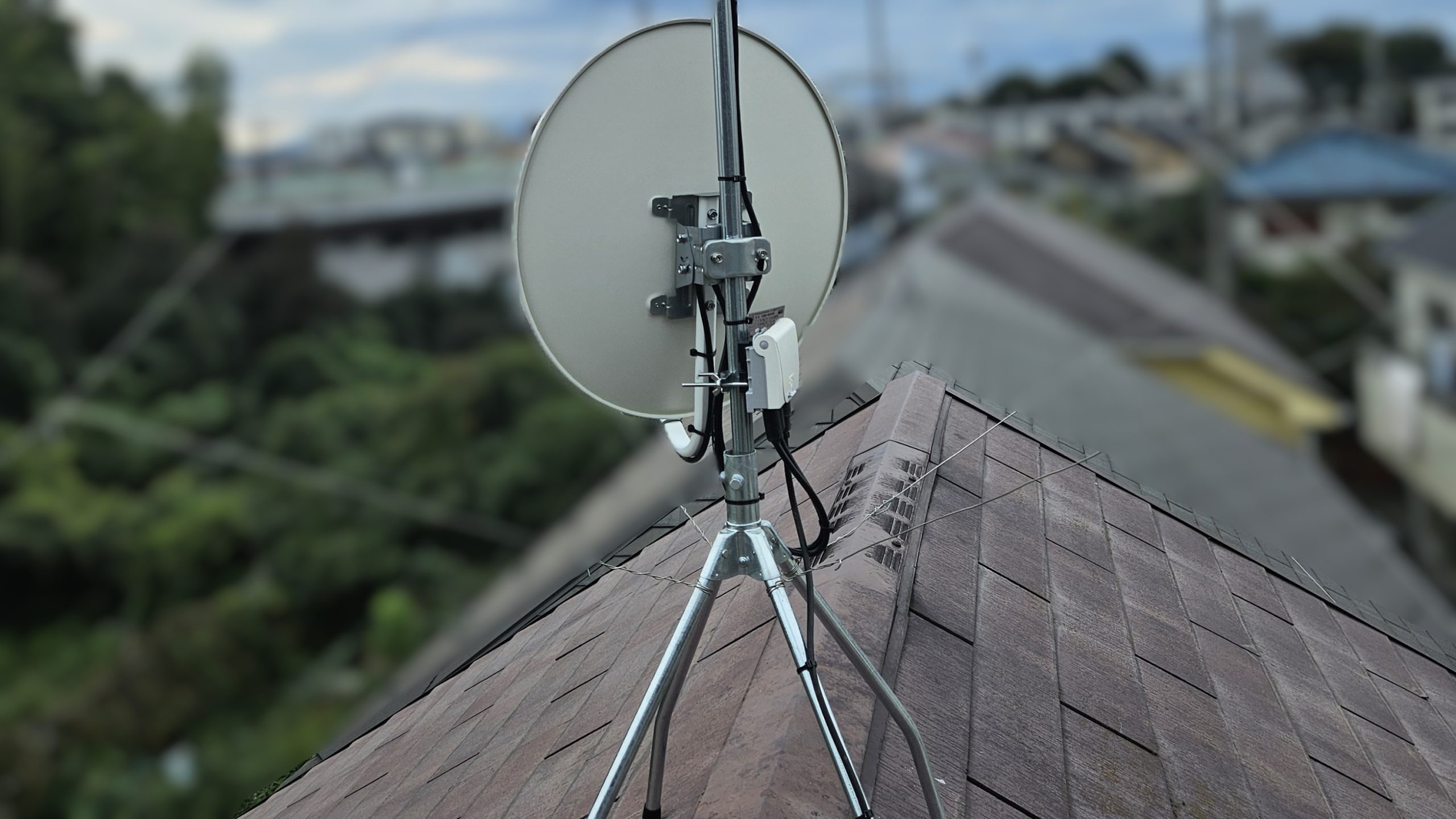 【2026年10月5日】新しく設置したBS・CSアンテナとサン電子製の『4K8K衛星放送対応 電源分離型 利得切換式CS・BS・UHFブースタ HCBU453』【東京都狛江市】